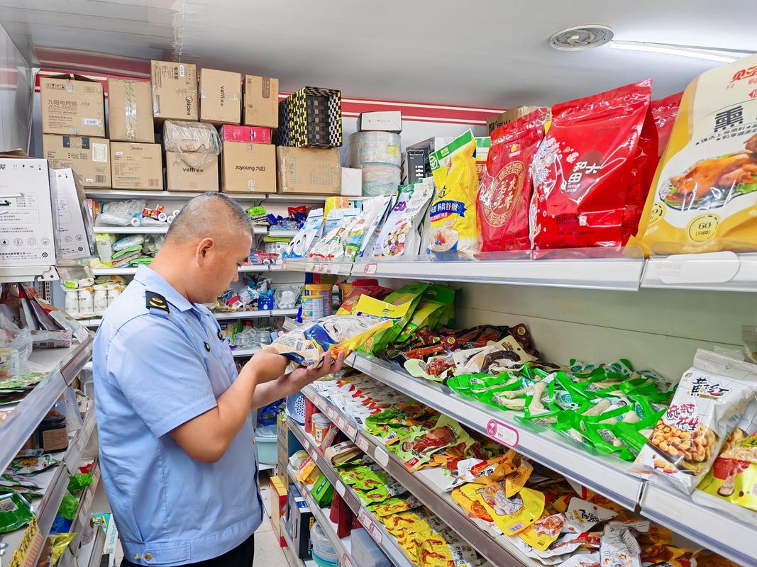 賈林靜攝影報(bào)道 專項(xiàng)檢查護(hù)航考點(diǎn)食品安全，1家食堂與8家經(jīng)營(yíng)戶受檢